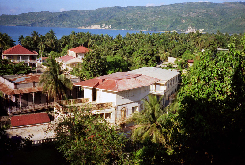 Jacmel, Haïti, vue de la ville basse, 1991. Photo de Marie sophie Bock Digne - Flikr.